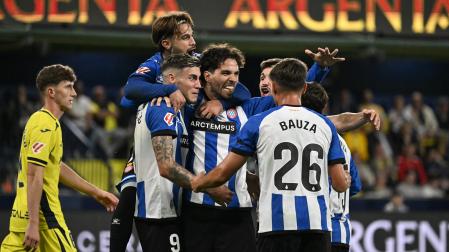 Los jugadores del Espanyol celebra el gol de Leandro Cabrera