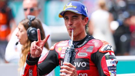 Marc Márquez hace el símbolo de la victoria en el circuito de Sepang durante el Gran Premio de Malasia