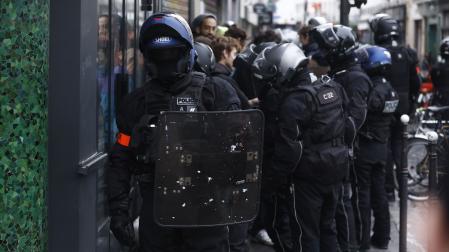 Agentes antidisturbios patrullan cerca de la plaza de la Bastilla, en París