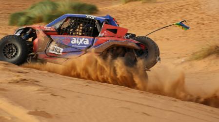 Marino Zulet conduce durante una de las etapas del Addax Rally