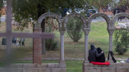 Vista de la casa sacerdotal de Toledo donde se encuentran los familiares de los desaparecidos en el accidente ferroviario de Urda a la espera de recibir noticias