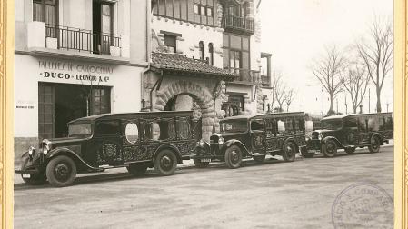 Los coches fúnebres pamploneses, en una fotografía de José Galle que se guarda en el Archivo Municipal de Pamplona.