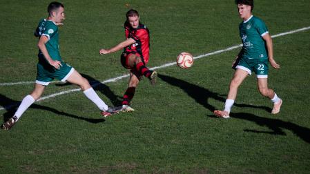 Disparo de Asier Lasanta, futbolista del Avance