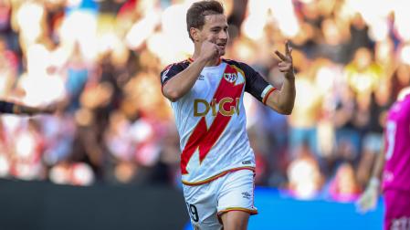 El delantero del Rayo Vallecano Jorge de Frutos celebra tras anotar el primer gol del equipo