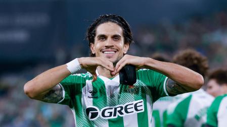 El defensa del Betis Marc Bartra celebra tras marcar el 1-0, durante el partido de LaLiga de fútbol que Real Betis y Málaga CF disputan este sábado