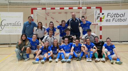 La plantilla del Txantrea celebra una victoria que se le resistía desde el pasado 26 de septiembre.