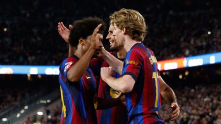 El delantero británico del Barcelona Anthony Gordon (d) celebra con sus compañeros tras marcar el 6-0
