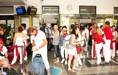 Llegada de turistas el sábado de Sanfermines 2011 a la estación de Renfe de Pamplona.
