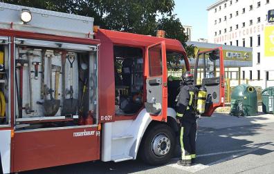 Los vecinos de los bloques 32 y 34 de la avenida de Aróstegui de Pamplona se han visto obligados a desalojar sus viviendas este martes después de que se declarase un aparatoso incendio en un almacén de madera situado en el patio interior de ambos bloques. La madera pertenece a una carpintería ubicada en el bajo del número 34. La Agencia Navarra de Emergencias ha movilizado dos camiones y dos todoterrenos del Servicio Navarro de Bomberos, además de varias patrullas de la Policía Municipal. Ningún vecino ha precisado asistencia médica.