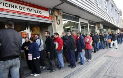 Personas en paro haciendo cola en una oficina de empleo, en una imagen de archivo. 	EFE