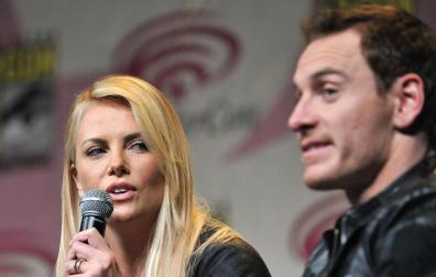 Charlize Theron se cuelga de Michael Fassbender