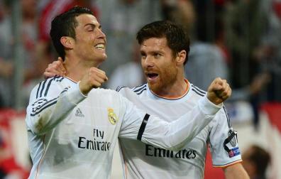 Xabi Alonso, junto a Cristiano en el partido ante el Bayern