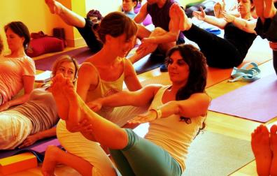 Practicando yoga en la escuela con sede en Uju&eacute;