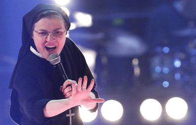 Sor Cristina regala al papa Francisco su primer disco
