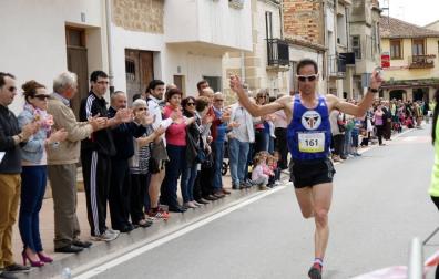 Numeroso público en la meta de de Allo con Antonio Etxeberria.