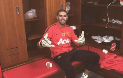 Víctor Valdés, con el Manchester.