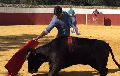 Fran Rivera torea con su hija Carmen.