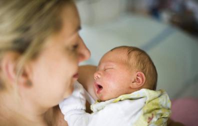 Las bajas de maternidad reducen el abandono escolar
