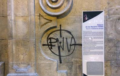 Pintada en la sede del PNV de Navarra en la calle Zapatería de Pamplona.