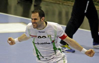 Miguel Goñi celebra un gol en Anaitasuna.