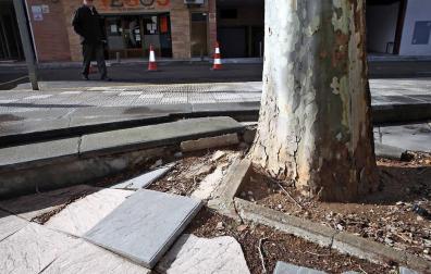 Baldosas rotas en Tudela.