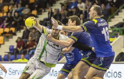 Ander Ugarte intenta zafarse de la defensa del Cangas.