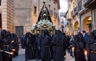 La Dolorosa, momentos después de salir de San Juan, avanzando para colocarse al final de la comitiva de pasos de la procesión de Estella.