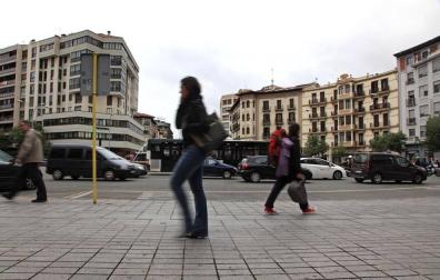 Los abrigos y los paragüas han vuelto a las calles de Pamplona después del breve periodo de calor vivido hace unos días.