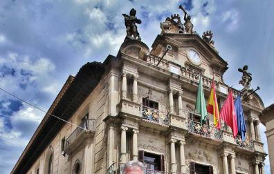 Joseba Asiron: "Queremos que la ikurriña esté mañana presente en el edificio y en la plaza"