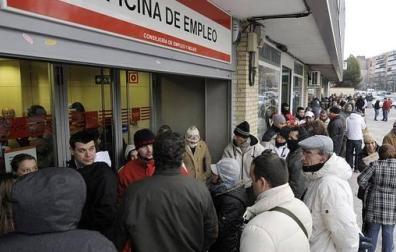 Desempleados hacen cola en una oficina del Inem en Madrid.