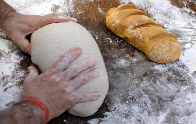 Desde hace veintisiete años, el panadero artesano Juan basarte se levanta de la cama todos los días a las cuatro y media de la madrugada para hacer pan.