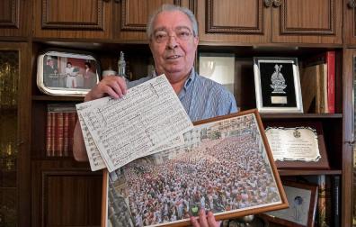 Joaquín Madurga Oteiza, el lunes en su casa de Logroño, con recuerdos de Sanfermines, y en sus manos, una copia de la partitura original de Ofrenda a San Fermín.