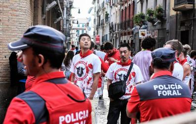 Dos agentes de Policía Foral en las calles de Pamplona en San Fermín.