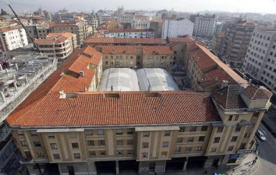 Imagen aérea del antiguo edificio de la estación de Pamplona, con la fachada principal en Conde Oliveto.
