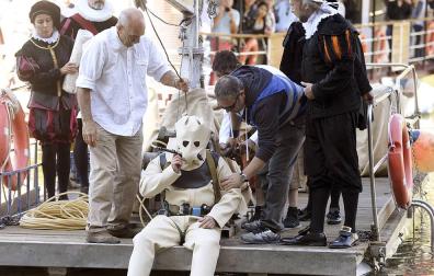 Un buzo se sumerge en Valladolid con un traje del siglo XVII