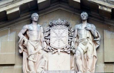 El Gobierno da los primeros pasos para retirar la laureada del Palacio de Navarra