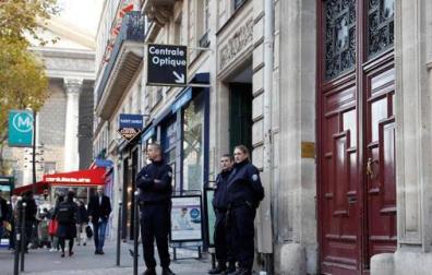 Guardias ante el apartamento donde tuvo lugar el asalto.