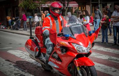 Un policía foral, durante el control de una prueba en Alsasua.
