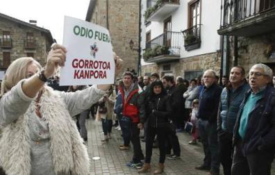 La presidenta de Covite se concentra en Alsasua.