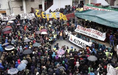 Autoridades y vecinos se concentraron contra las detenciones de vecinos de la localidad.