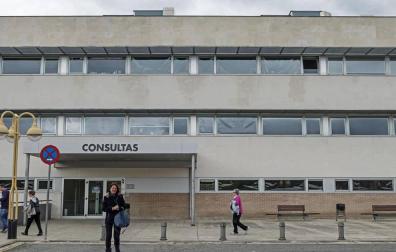 Vista de la puerta de entrada al edificio de consultas del Hospital García Orcoyen de Estella.