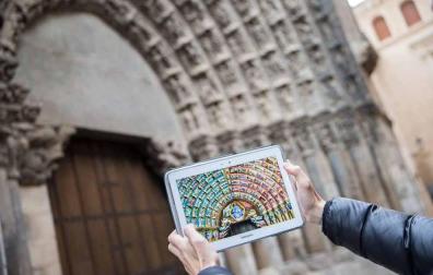 Imagen de la recreación en color de la Puerta del Juicio en una tablet.