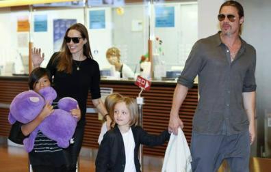 Brad Pitt y Angelina Jolie con tres de sus seis hijos.
