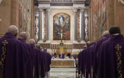 Varios sacerdotes en El Vaticano.