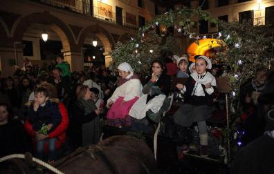 El Olentzero desfila por las calles de Tudela. cientos de niños tudelanos le recibieron en la plaza de los Fueros
