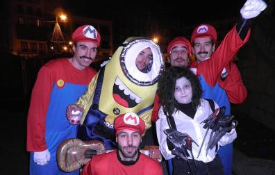 Disfraces de Nochevieja en las calles de Pamplona.