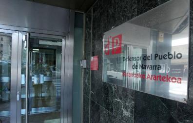 Cartel de entrada a la sede del Defensor del Pueblo de Navarra.