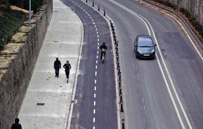 El nuevo carril bici entre la plaza Recoletas  y Trinitarios se abre al uso