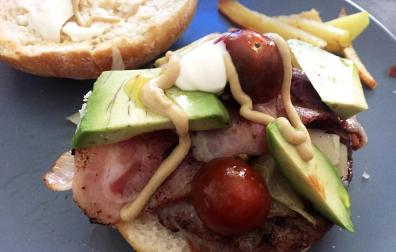 Hamburguesa con todo lo que pillé por casa