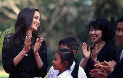 Angelina Jolie estrena en Camboya su película sobre el genocidio camboyano